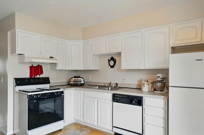 Kitchen - 5775 Corinne Creek Drive, Columbus, OH 43232 | Image 9