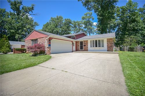816 Bennett Dr, Elyria, OH, 44035-3034 | Card Image