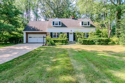 8896 Spring Valley Dr, Mentor, OH, 44060-5054 | Card Image