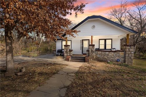 215 S 12th St, Kansas City, KS, 66102-5712 | Card Image