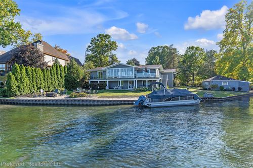 7660 Maceday Lake Rd, Waterford Twp, MI, 48329-2628 | Card Image