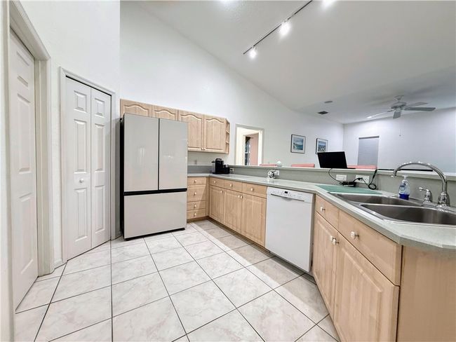 51 Joy Haven Dr, House other with 3 bedrooms, 2 bathrooms and null parking in SEBASTIAN FL | Image 12