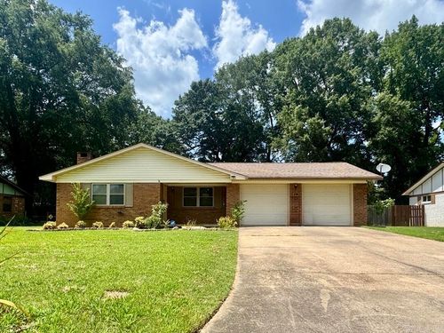 216 Berkshire Cir, Jacksonville, AR, 72076-3305 | Card Image