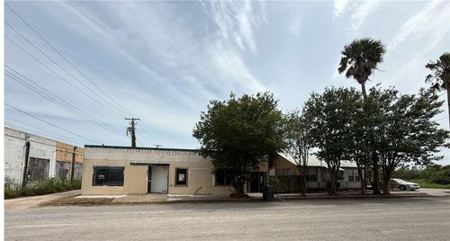 106 E 1st St, Alice, TX, 78332-4820 | Card Image