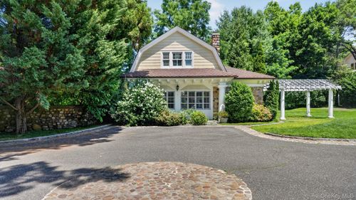 1058 Plandome Rd, Manhasset, NY, 11030-1033 | Card Image
