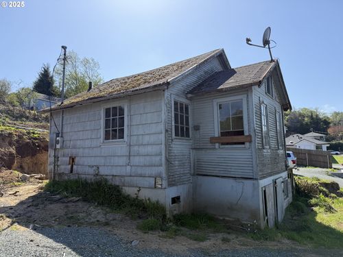 609 Vermont St, North Bend, OR, 97459-3316 | Card Image