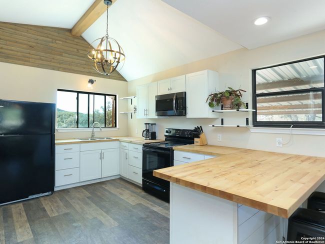 207 Roadrunner Trl, House other with 1 bedrooms, 1 bathrooms and null parking in Utopia TX | Image 17