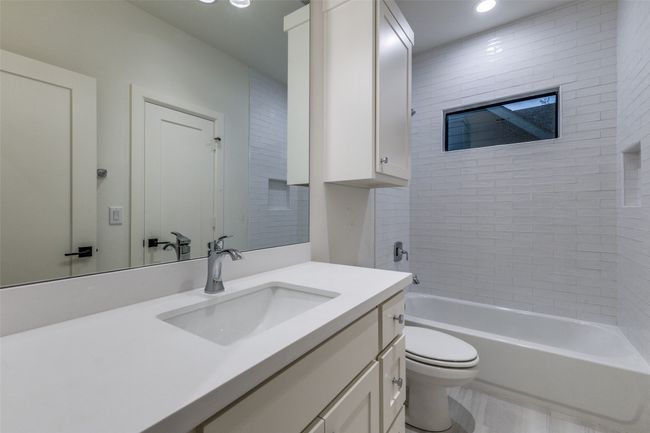 Ensuite Bath | Image 32