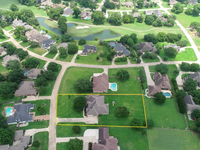 The home is located just steps away from the prestigious Weston Lakes Golf Course. Whether you walk, drive, or golf cart, you don’t have to travel far for a fun game of golf or a cold beverage at the Country Club’s restaurant. | Image 46
