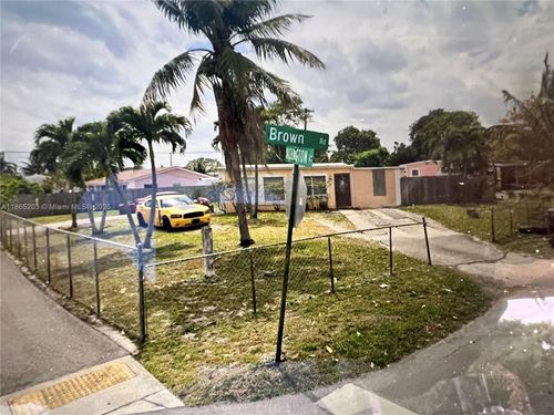 590 Brown Rd, Lantana, FL, 33462-5930 | Card Image