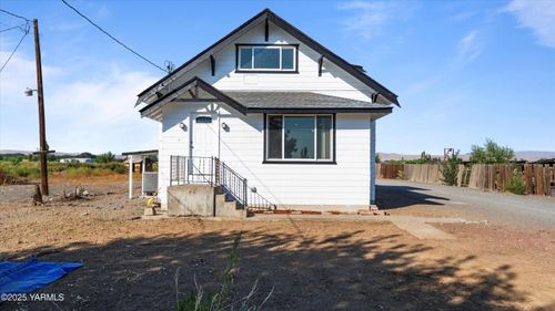 1423 Progressive Rd, Wapato, WA, 98951-9527 | Card Image