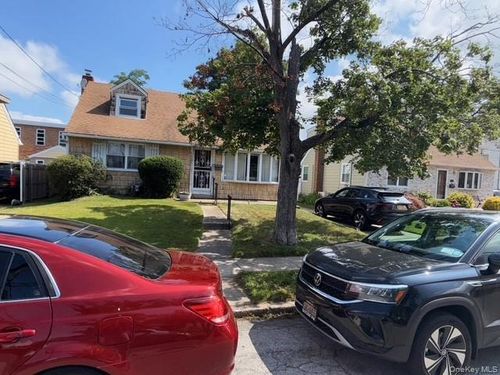35 Marlow Rd, Valley Stream, NY, 11580-3705 | Card Image