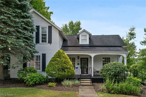 58 E Washington St, Chagrin Falls, OH, 44022-3032 | Card Image