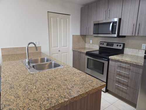 1005-898 Carnarvon St, New Westminster, BC, V3M0C3 | Card Image