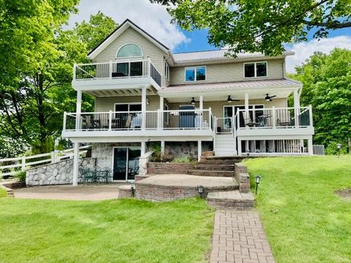 3018 Runyan Dr, Lake Odessa, MI, 48849-9329 | Card Image