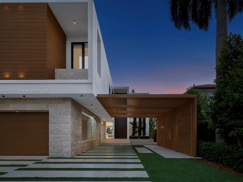94 S Hibiscus Dr, Miami Beach, FL, 33139-5128 | Card Image