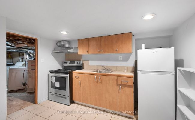 329 Rankin Ave, House other with 8 bedrooms, 3 bathrooms and 4 parking in Windsor ON | Image 15