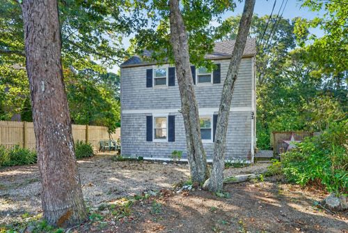 31 Beacon Ave, Oak Bluffs, MA, 02557-6733 | Card Image