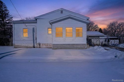 2221 Savoy Ave, Burton, MI, 48529-2171 | Card Image