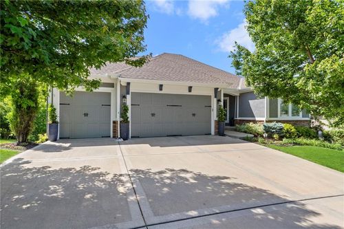 5874 S National Dr, Parkville, MO, 64152-4906 | Card Image