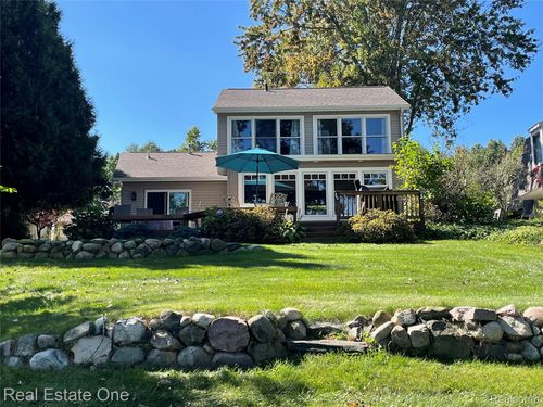 10438 King Rd, Davisburg, MI, 48350-1910 | Card Image