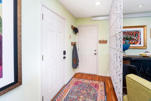 apt-e-202 E 7th St, Duluth, MN, 55805-1234 | Card Image