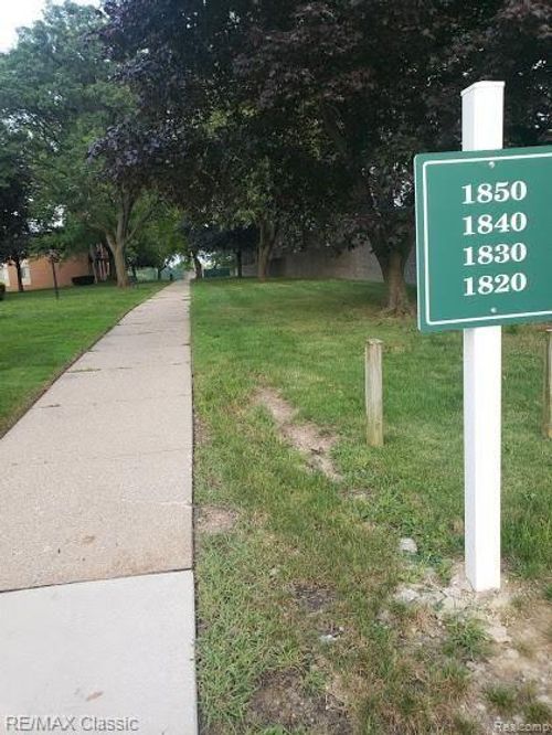 apt-5-1840 Axtell Dr, Troy, MI, 48084-4411 | Card Image