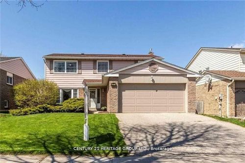 897 Caldwell St, Newmarket, ON, L3Y5R8 | Card Image