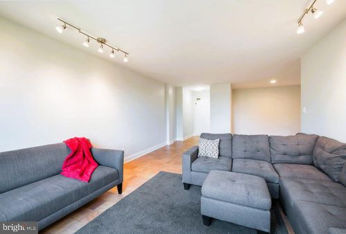 1-717-4977 Battery Ln, BETHESDA, MD, 20814-4931 | Card Image