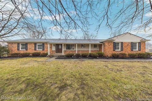 32363 Olde Franklin Dr, Farmington Hills, MI, 48334-1739 | Card Image