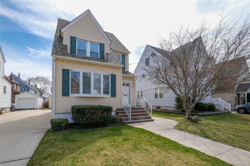 106 Dubois Ave, Valley Stream, NY, 11581-3333 | Card Image
