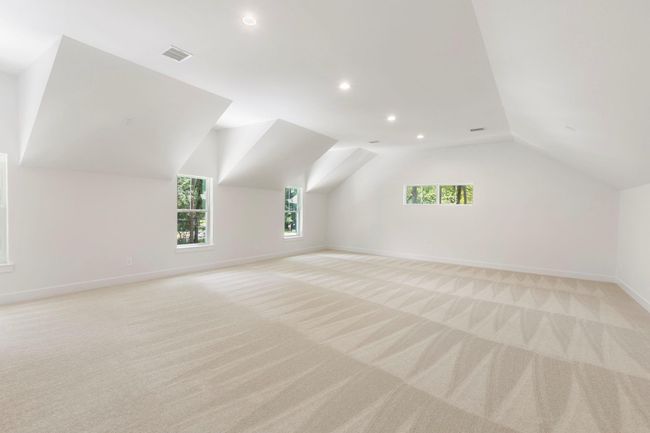 An unfurnished photo of this huge space. | Image 31