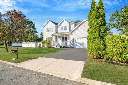 31 Adamson St, Selden, NY, 11784-4403 | Card Image