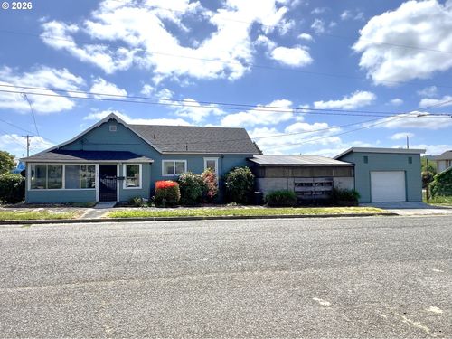 432 Cedar St, Myrtle Point, OR, 97458-1141 | Card Image
