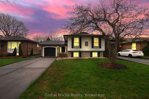 5780 Theresa Street, Niagara Falls, ON, L2J2A1 | Card Image