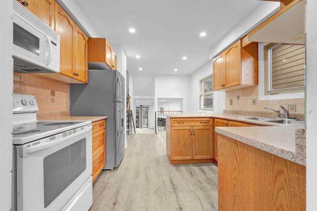404 Hansen Rd N, House attached with 4 bedrooms, 4 bathrooms and 4 parking in Brampton ON | Image 4