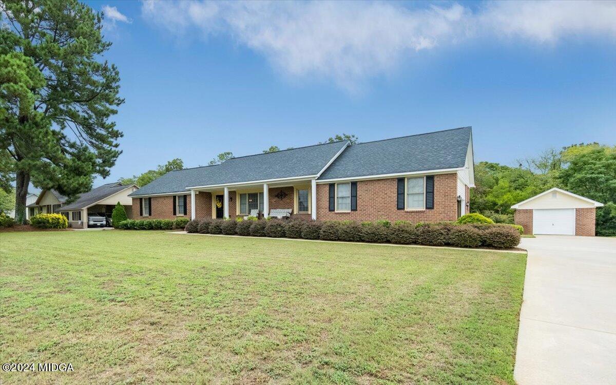 J Dr, Macon, GA 31216