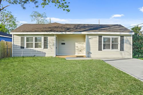 702 S Nugent St, La Porte, TX, 77571-5835 | Card Image