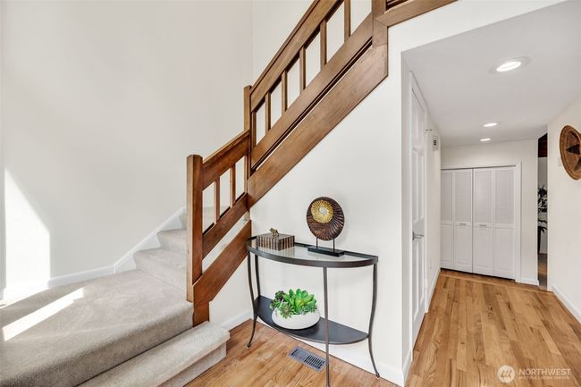 Bright, open & high-ceilinged entry for greeting your guests | Image 4
