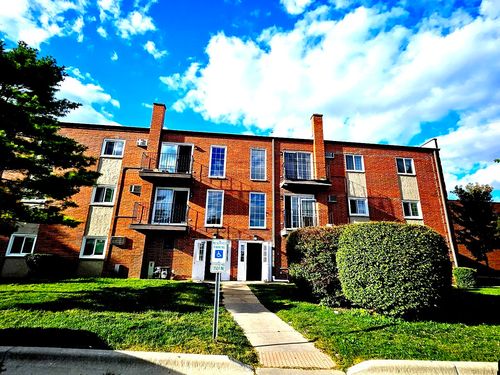apt-124-125 W Elk Trl, Carol Stream, IL, 60188-9351 | Card Image
