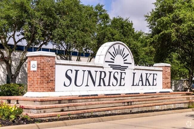 Welcome to Sunrise Lakes, your tranquil neighborhood beautifully landscaped with matured oak and magnolia trees! It is strategically located on the northwest side of Pearland with easy access to downtown Houston, the world-renowned Texas Medical Center, Hobby Airport and outstanding Pearland ISD schools. | Image 38