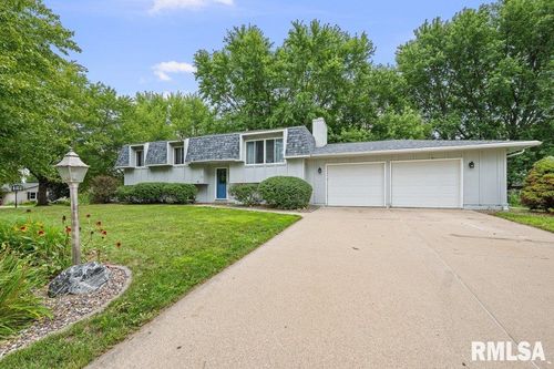 302 Park Lane Cir, Eldridge, IA, 52748-9673 | Card Image