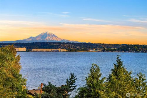 8243 W Mercer Way, Mercer Island, WA, 98040-5630 | Card Image
