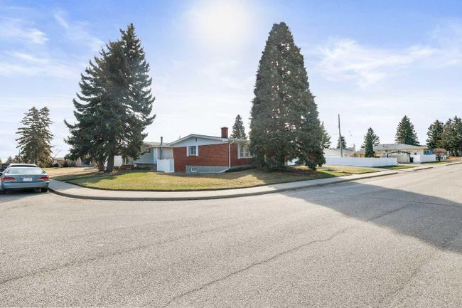 10404 8 Street Sw, Home with 3 bedrooms, 2 bathrooms and 6 parking in Calgary AB | Image 5