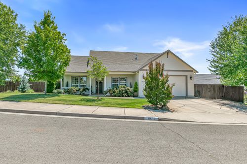 1071 Highlands Dr, Eagle Point, OR, 97524-9040 | Card Image