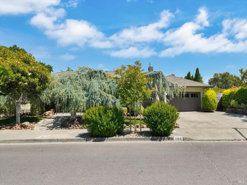 566 Este Madera Dr, Sonoma, CA, 95476-7730 | Card Image