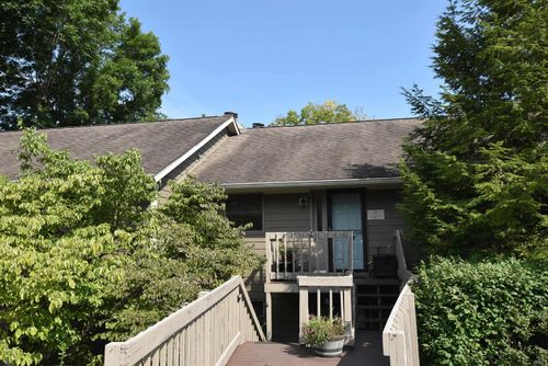 9463 S Pointe Retreat Dr, Bloomington, IN, 47401-8449 | Card Image