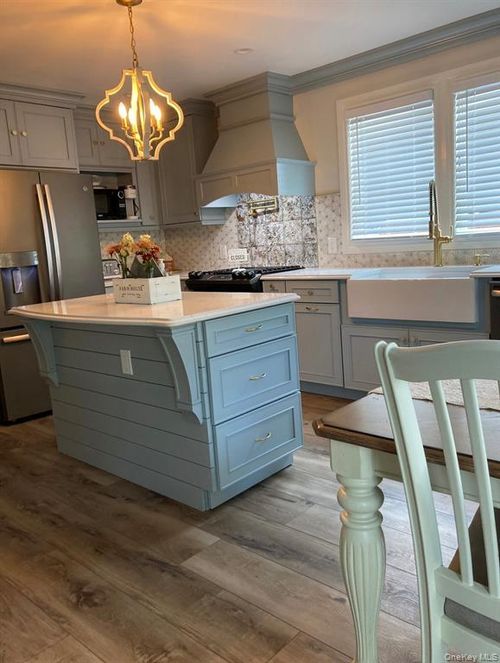 286 Beachview St, Copiague, NY, 11726-3313 | Card Image