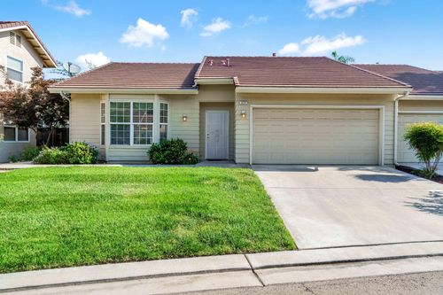 371 Village Dr, Dinuba, CA, 93618-3533 | Card Image