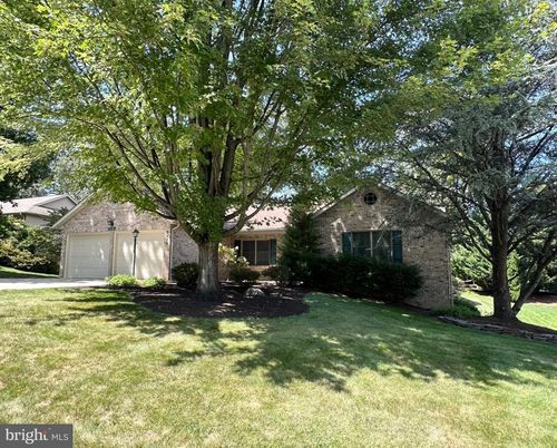 7010 Fairway Oaks, FAYETTEVILLE, PA, 17222-9416 | Card Image